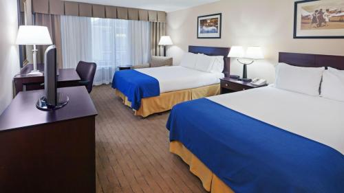 En eller flere senger på et rom på Holiday Inn Express Little Rock-Airport, an IHG Hotel
