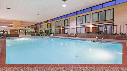 a large swimming pool in the middle of a building at Holiday Inn Express Little Rock-Airport, an IHG Hotel in Little Rock