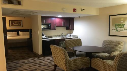 Кухня или мини-кухня в Holiday Inn Express Little Rock-Airport by IHG

