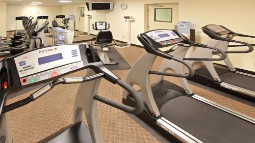 Фитнес-центр и/или тренажеры в Holiday Inn Express Little Rock-Airport by IHG
