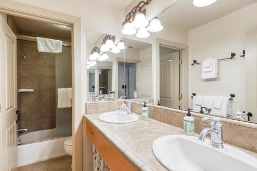 a bathroom with two sinks and a large mirror at Alderhill in Shaver Lake