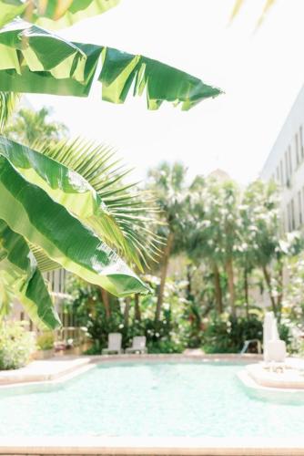 Bazén v ubytování Hemingway Suites at Palm Beach Hotel Island nebo v jeho okolí