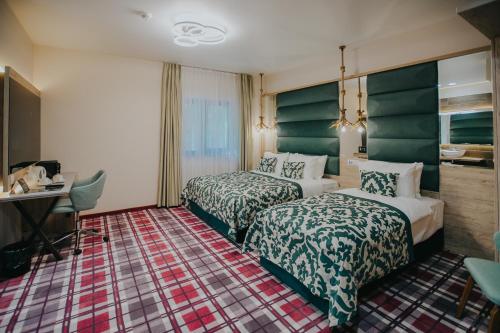 Un pat sau paturi într-o cameră la Lostrita - Pastravarie, Hotel & SPA