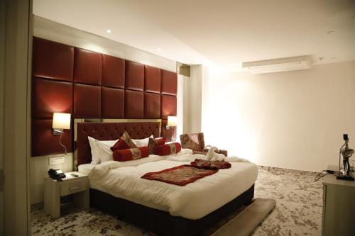Ένα ή περισσότερα κρεβάτια σε δωμάτιο στο Lotus Ananta Elite Kota