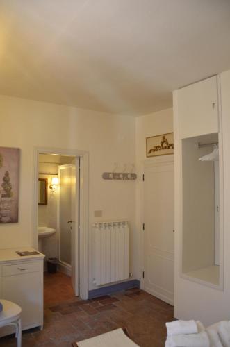 a living room with a door to a bathroom at Il Nido Di Anna in San Gimignano