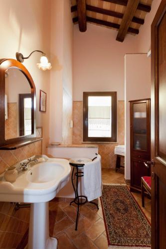 a bathroom with a sink and a bath tub at Agriturismo Il Barco in Spello
