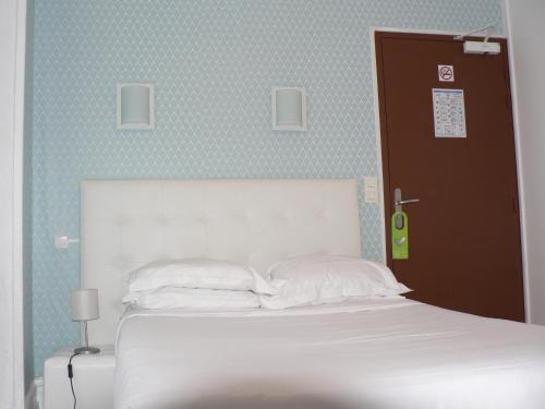Postel nebo postele na pokoji v ubytování Hôtel Les Alizés