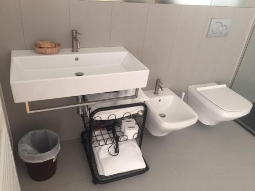 een witte badkamer met een wastafel en een toilet bij Suite Campania 96 in San Benedetto del Tronto