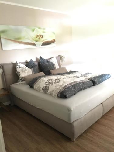 łóżko z poduszkami w pokoju w obiekcie Landhaus w mieście Heppenheim (Bergstraße)