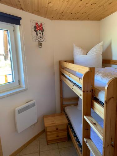 Bunk bed o mga bunk bed sa kuwarto sa Roter Ostseebungalow