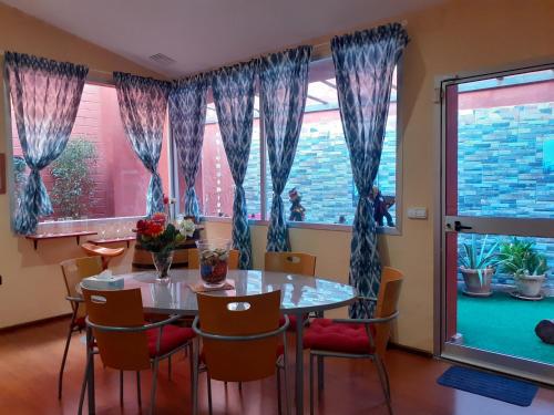 comedor con mesa, sillas y ventana en Loft céntrico y confortable, en Jerez de la Frontera