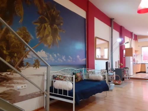 een slaapkamer met een muurschildering van het strand bij Loft céntrico y confortable in Jerez de la Frontera