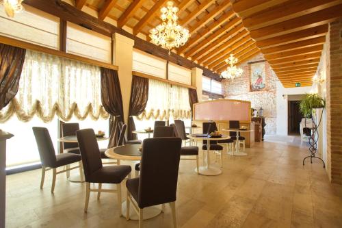 a lobby with tables and chairs and windows at Hotel Asolo in Asolo