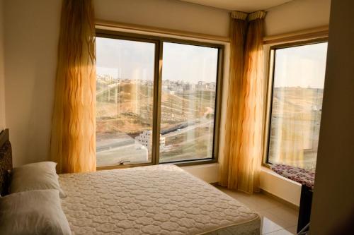 Llit o llits en una habitació de Abdoun Panorama
