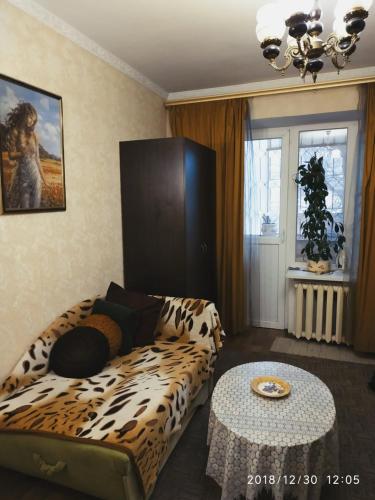 uma sala de estar com um sofá com estampa de leopardo e uma mesa em Смарт квартира - студия в центре em Odessa
