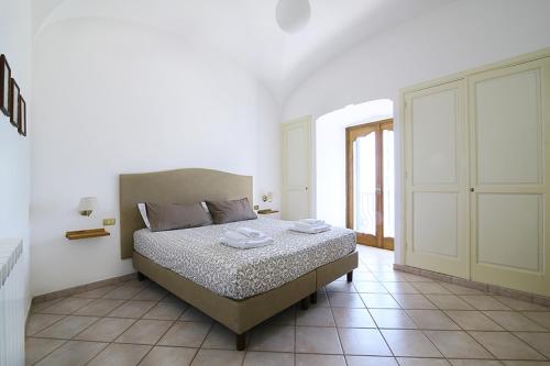 a bedroom with a bed with two towels on it at Colle dell'Ara in Positano