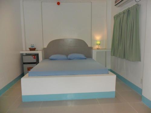 ein Schlafzimmer mit einem Bett mit einer blauen und weißen Matratze in der Unterkunft Jasmin's Room Rental, Room # 3 in Moalboal