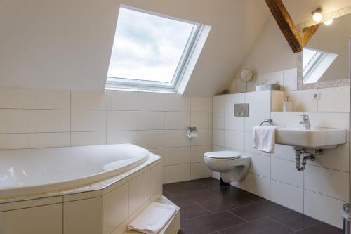 La salle de bains est pourvue d'un lavabo, de toilettes et d'une fenêtre. dans l'établissement SchlafGut Gmelin, à Angelbachtal