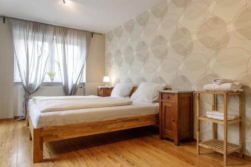 1 dormitorio con 1 cama grande y una pared grande en SchlafGut Gmelin, en Angelbachtal