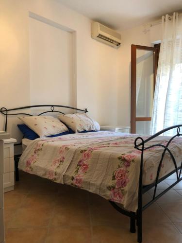 - une chambre avec un lit avec un cadre métallique dans l'établissement Casa Certosina, à Alghero