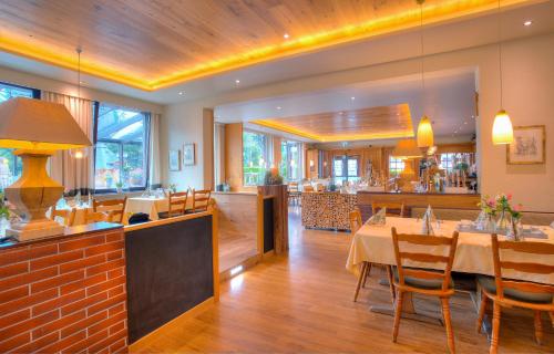 a dining room with tables and chairs in a restaurant at Best Western Hotel Brunnenhof in Weibersbrunn