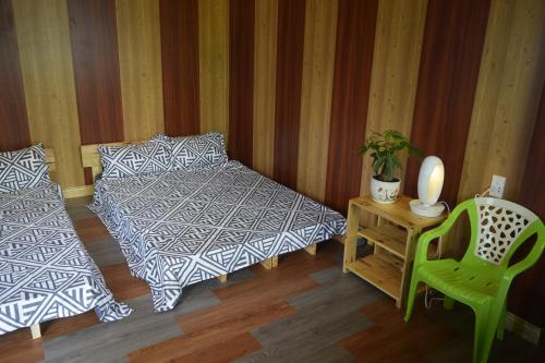 เตียงในห้องที่ Hà Tiên Homestay