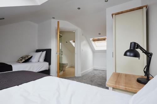 ein Schlafzimmer mit einem Bett und einem Spiegel in der Unterkunft Listers Lodge in Halifax