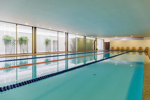 una gran piscina con piscina en Axis Ponte de Lima Golf Resort Hotel, en Ponte de Lima