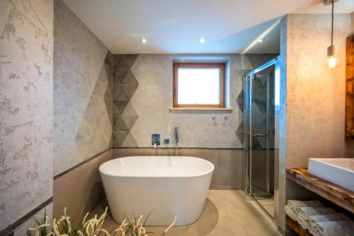 a bathroom with a tub and a shower and a sink at Willa w Ubocy - "Jacuzzi i Sauna w ofercie dodatkowo płatnej" in Murzasichle