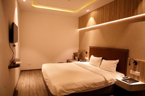 a hotel room with a bed and a television at PRINZ RESIDENCY in Quilāndi