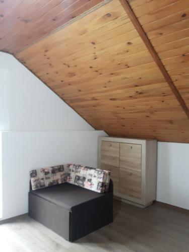 Camera con letto e soffitto in legno. di Киевская 43 a Khorol