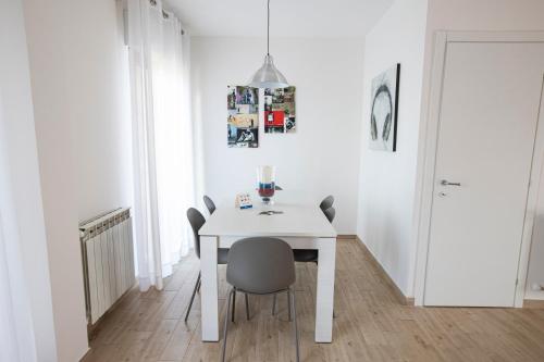 een witte eetkamer met een witte tafel en stoelen bij Valmontone Travel House in Valmontone