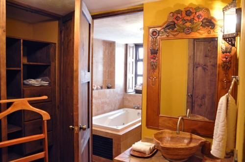 un bagno con vasca, lavandino e vasca da bagno di Casa Santa Lucia a San Cristóbal de Las Casas