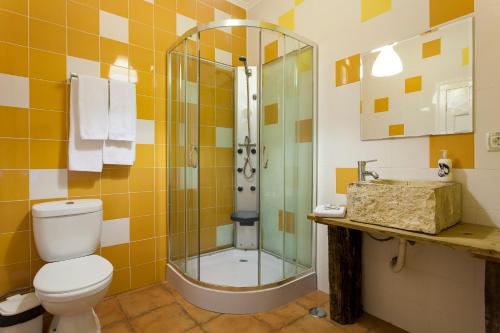 ein Bad mit einer Dusche, einem WC und einem Waschbecken in der Unterkunft Downtown Augusta Apartment in Lissabon
