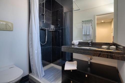 Kylpyhuone majoituspaikassa Luxury Villa Nogueira with private pool by HR Madeira