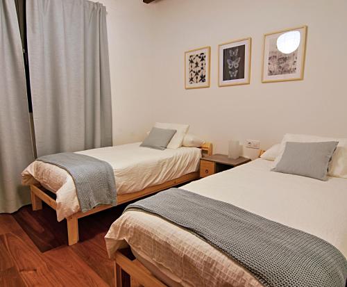 a bedroom with two beds and a window at Vivienda Rural Olivar del Chanza in Cortegana