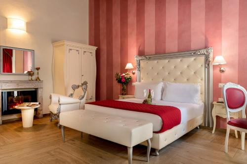 a hotel room with a large bed and two lamps at Hotel Ginori Al Duomo in Florence