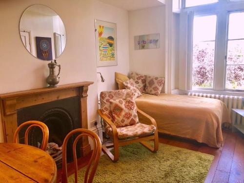 um quarto com uma cama, um espelho e uma mesa em Lauras Townhouse Apartments Balloon Watchers Retreat em Bath