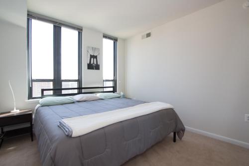 A bed or beds in a room at Pentagon City Luxury Apartment