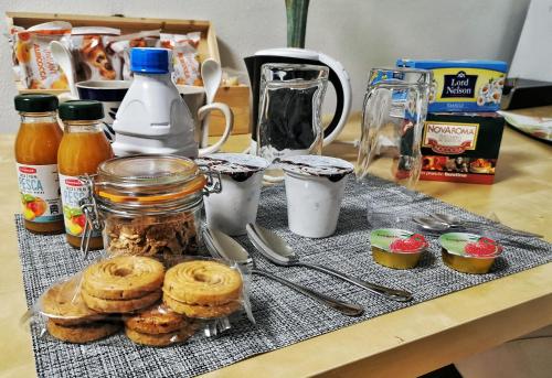 una mesa con pastas y tarros de comida. en Regis B&B Camere centro storico, en Chivasso