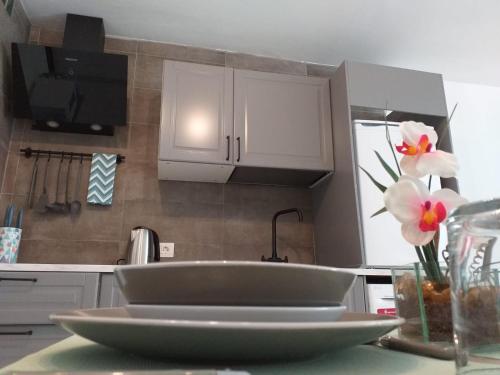 una cocina con fregadero y flores en una encimera en Tropical Loft, en Corralejo