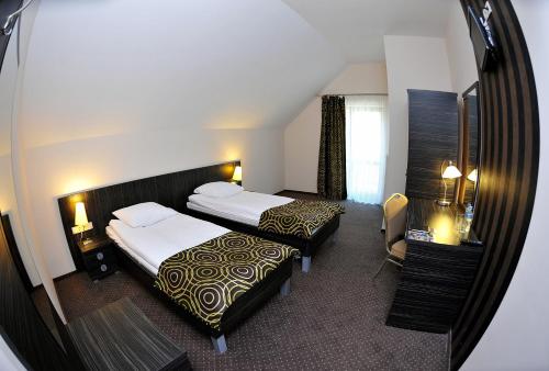 Łóżko lub łóżka w pokoju w obiekcie Hotel Sulbin