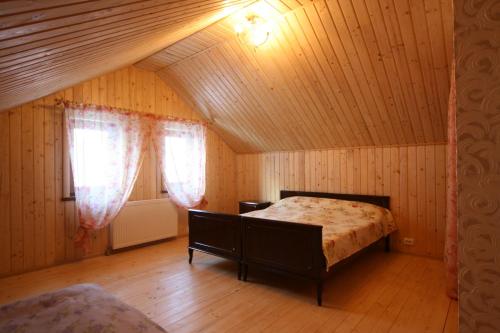 a bedroom with a bed in a attic at Гостьовий дім Tauer in Tatariv