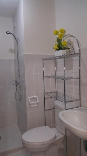 Un baño de Mesaverte Residences AFS Suites