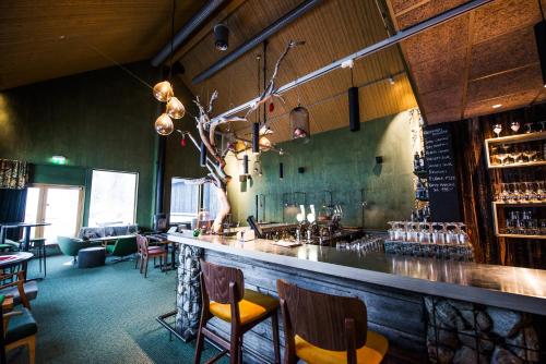 un bar con sillas y una barra en un restaurante en Kittelfjäll Värdshus, en Kittelfjäll