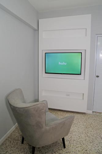 Una televisión o centro de entretenimiento en Itza-Bella Suites