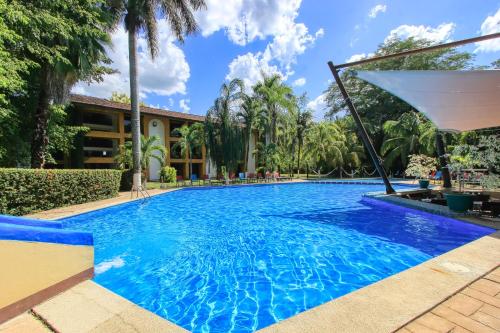 Hotel Ciudad Real Palenque tesisinde veya buraya yakın yüzme havuzu