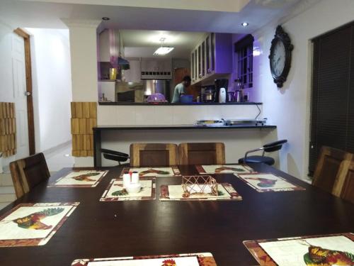 Habitación con mesa con sillas y cocina. en LEONE PARIS, en Windhoek