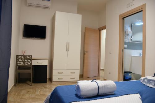 1 dormitorio con 1 cama azul y armario blanco en La Pescarella en Ginosa