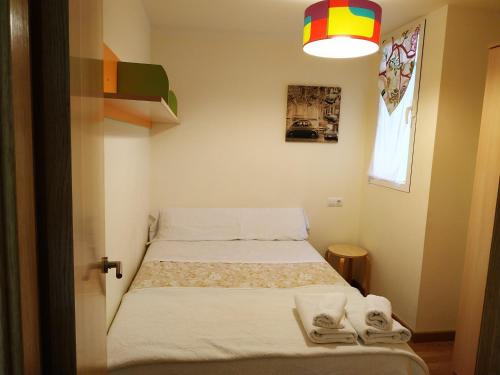 Habitación pequeña con cama y ventana en Arribes la corredera 3, en Aldeadávila de la Ribera